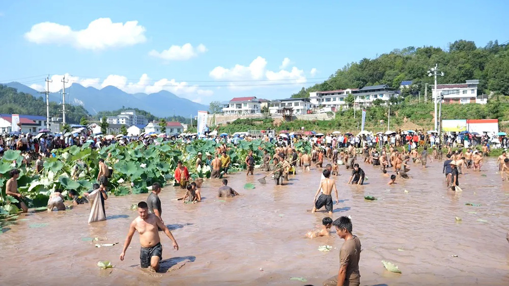 桑植民歌寨第六屆民俗文化旅游周活動現場.jpg